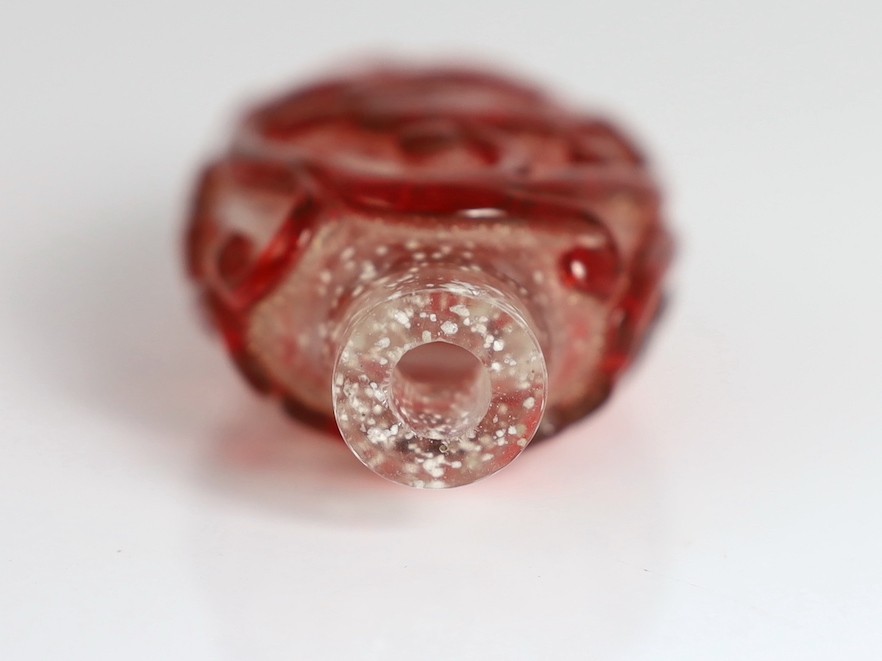 A Chinese ruby red overlay on snowflake ground snuff, 1750-1850, 7.4cm high